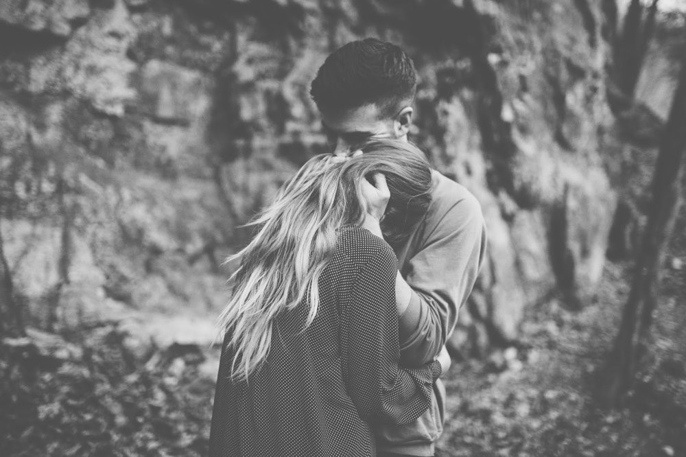 Un beso sin aviso un abrazo en el momento justo. Un hombro en donde apoyarse. La magia se encuentra en los detalles y en las cosas simples…