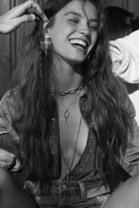 Lee más sobre el artículo No Es Tu Luz, Son Sus Sombras…