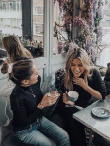 Lee más sobre el artículo Conversación Entre Amigas…(Humor)