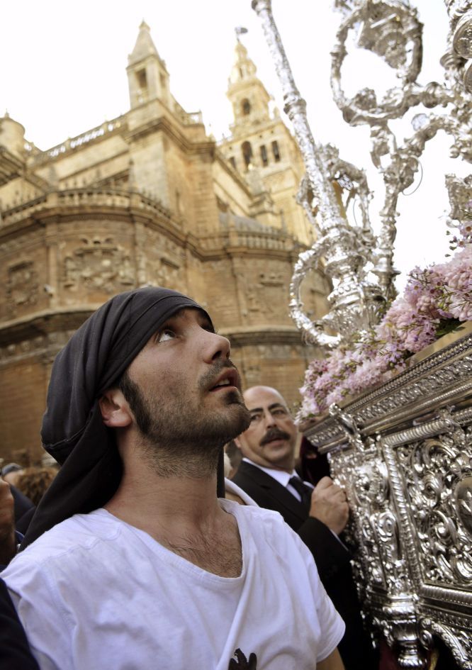 Lee más sobre el artículo Costalero – Cantores De Hispalis –