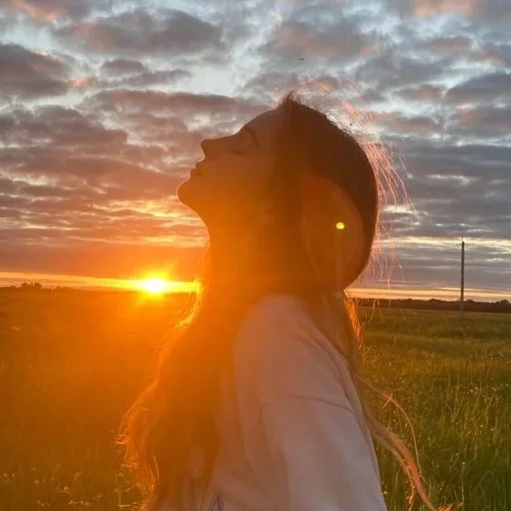 Querido corazón valiente:
A veces la vida nos derrumba. Nos quita el aliento, nos roba las ganas, y nos deja derrumbados... sin entender cómo llegamos tan abajo. Hay momentos en los que todo pesa. En los que sonreír parece imposible, y soñar… una locura.
Yo estuve ahí...Sentí el cansancio de existir, la sensación de estar lejos, incluso de mí. Y sin embargo, algo (pequeño, frágil) seguía latiendo dentro: una ilusión apenas viva, un deseo mudo de volver a sentir. No sabía cómo, ni cuándo, ni siquiera por qué. Solo sabía que, a pesar de todo, algo en mí no se rendía.
Eso era la esperanza. No la esperanza ingenua, sino esa fuerza silenciosa que no deja que te apagues del todo. Que te empuja, suave pero firme, a seguir respirando un día más.
Y un día, sin que nada fuera perfecto, empecé a volver. Volví con heridas, sí... Con dolor, con miedos, claro. Pero también con nuevas ganas. Con otra mirada. Con el alma más consciente de lo que pesa… y de lo que vale.
Fue el momento de entender que la vida es un continuo viaje, lleno de giros inesperados. No aferrarte a lo que ya no te sirve, sino abrazar la oportunidad de cambiar y crecer, de todo lo aprendido. El pasado es una guía, no un límite. Confia en tu fuerza, tu resiliencia y tu capacidad para superar cualquier desafío.
Mirar hacia adelante con optimismo, con la certeza de que un futuro mejor te espera. Aprovecha esta oportunidad para renacer, para fortalecer tu espíritu, y para creer en tu capacidad de construir un futuro mejor. Este es el momento de ser agradecido, de buscar la felicidad y de vivir con pasión.
Renacer no es olvidar lo vivido, es abrazarlo. Es reconstruirse con lo que queda, y aun así elegir seguir... Elegir vivir. Con la ilusión de que todavía hay mucha belleza por descubrir, y sobre todo, con la esperanza de que lo mejor quizá, solo quizá, aún no ha llegado.
Si tú estás leyendo esto y también necesitas volver, solo quiero decirte una cosa:
¡Puedes! No perfecto, no rápido, no sin lágrimas… pero SÍ: puedes.
Y cuando lo hagas, te darás cuenta de que estabas renaciendo desde el primer instante en que decidiste no rendirte.
Con todo mi corazón:
Alguien que volvió...Sigue en mi Blog.