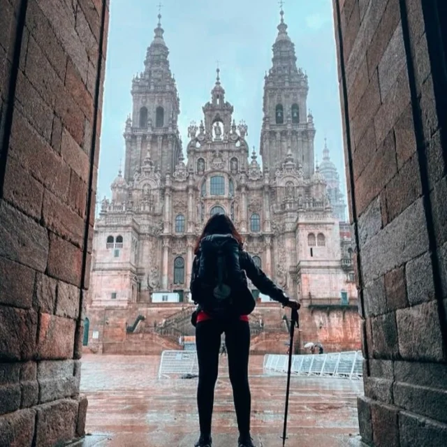 El Camino, Desde El Sur A Santiago - Diario De Una Peregrina...
Hoy he decidido compartir un viaje que transformó mi mundo para siempre. Una aventura rebosante de emociones. Un destino escrito en el alma.
Introducción.
Partí de Sevilla con la mochila cargada de más preguntas que respuestas. Atrás dejé el ruido, el reloj y la urgencia de llegar a todas partes. La Vía de la Plata me llamó no como una ruta, sino como un susurro que prometía silencio, encuentro y transformación.
Cada etapa fue un espejo, para conocerme. Las ampollas, las dudas, la fatiga…todo se volvió parte del camino, no obstáculos, sino maestros. Y con ellos, pequeños milagros: una fuente inesperada, una sonrisa compartida sin palabras, la paz de caminar sin destino inmediato. Allí comprendí que hay belleza en lo simple y fuerza en lo invisible.
He comprendido que la Fe no siempre se pronuncia en voz alta. A veces se camina. Se suda. Se comparte. He recuperado una parte de mí que creía perdida. No fue de golpe, ni con ruido. Fue un susurro, una sensación conocida que regresó sin pedir permiso. Una risa olvidada, un pensamiento que vuelve a casa, una fuerza que estaba dormida bajo capas de miedo. He sentido a Dios, la vida, el misterio en una flor silvestre, en un pan compartido, en una mirada entre desconocidos.
Me llamo Rovica, Rovi o Ro, como prefieras...Y este ha sido mi Camino. Más que un viaje hacia un lugar, fue un regreso a lo esencial. No para encontrar respuestas absolutas, sino para aprender a hacer mejores preguntas. Y, sobre todo, para recordar cada vez que me pierda, que lo esencial cabe en una mochila y se encuentra a paso lento.
“El Camino, desde el sur a Santiago - Diario de una peregrina”
Ruta: Vía de la Plata (Sevilla - Santiago de Compostela)
Duración: 35 días
Motivación: Un viaje hacia el alma, desde Sevilla hasta Santiago.
Día 1 - Sevilla: El inicio de lo invisible
Partí desde la sevillana Puerta de Itálica con la incertidumbre colgada del pecho. No venía buscando hazañas. Venía huyendo del ruido, del agotamiento interior, de una vida demasiado cómoda y a la vez vacía. Rota por dentro, con la fe deshilachada, y la sensación de que todo lo que antes tenía...Sigue en mi Blog.