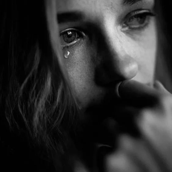 Si Tú No Estás Aquí - Elsa Tortonda -
Esta es una de esas canciones que tocan fibras muy profundas. Cada vez que la escucho, siento como si el mundo se detuviera por un instante. Hay una verdad tan sencilla y a la vez tan intensa que su letra recuerda, que amar a alguien no es solo querer estar con esa persona, es sentir que, sin ella, incluso respirar se vuelve más difícil...Sigue leyendo y escucha esta preciosa canción en mi Blog.