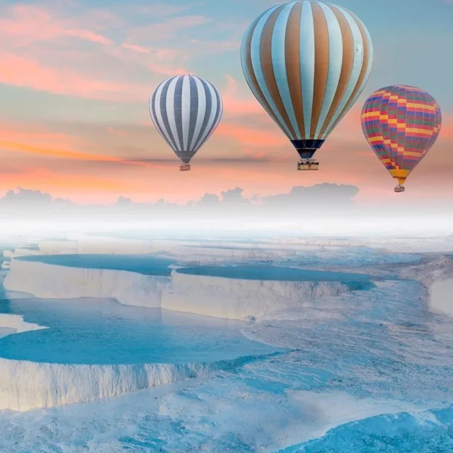 Pamukkale, “Castillo de Algodón”...
En el corazón de Turquía, donde la naturaleza parece haber tejido un sueño con hilos de cal y agua, se alza. No es un castillo de piedra ni una fortaleza antigua, sino una maravilla esculpida por la paciencia del tiempo y la fuerza de la naturaleza. Un lugar mágico donde la tierra parece hecha de nubes. Sus terrazas de travertino, formadas por aguas termales ricas en minerales, crean un paisaje único, casi irreal.
Visitar Pamukkale es entrar a un paisaje que parece de otro mundo, donde la tierra se viste de blanco y el tiempo se detiene para admirar su propia obra maestra. Pamukkale, allí donde la tierra suspira agua caliente y mineral, nace un paisaje que desafía la lógica y acaricia la imaginación. Sumergirse en sus piscinas naturales es una experiencia que conecta cuerpo, mente y alma.
Cada piscina refleja el cielo como un espejo azul celeste, y caminar descalzo sobre sus formas onduladas es como pisar nubes sólidas. Sus terrazas blancas parecen campos de nieve detenidos en pleno deshielo, pero están hechas de piedra. Suavemente esculpidas por el flujo constante de aguas termales, estas formaciones de travertino brillan al sol como si fueran de sal, de luna, o de sueños antiguos.
Cada rincón, una sensación de calma absoluta. Y mientras caminas entre sus curvas, sientes que el mundo real se ha quedado atrás, que has entrado a un lugar donde el tiempo fluye tan lento como el agua que lo formó. Pamukkale no solo se mira, se siente. Es la poesía de la naturaleza escrita en blanco...Sigue leyendo en mi Blog.
Rovica.