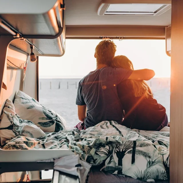 Abraza Fuerte Los Momentos...

Abrazar fuerte los momentos,
como si el tiempo huyera del alma,
como si el viento, al rozar los instantes,
quisiera llevárselos sin dar las gracias.

Abrazar la risa que nace en un beso,
la lágrima tibia que brota en silencio,
la voz de un amigo, la luz de un recuerdo,
el temblor de un “te quiero” sincero.

Porque todo pasa, todo se esfuma,
como huellas en la arena bajo espuma.
Y lo que no se abraza con el pecho
se va, y deja un eco deshecho.

Detén el paso, no tengas prisa,
cada segundo guarda una brisa.
Una mirada, una caricia al vuelo,
pueden ser eternas si las llevas dentro.

No mires el reloj, mira los ojos.
No cuentes los días, cuenta los abrazos.
Que a veces, un minuto bien vivido
vale más que años en el calendario.

Así que abraza fuerte cada instante:
lo simple, lo breve, lo vibrante.
Porque el tiempo no vuelve,
pero los recuerdos sí...
si los abrazaste bien.

Rovica.