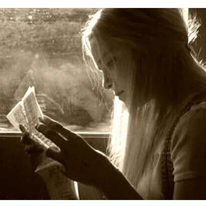 Su Carta Decía:
"Siempre quise ser tu primer suspiro, tu cita de más tarde, tu canción favorita; siempre quise que al mirarme supieras: que estaba más cerca de tu vida que de la mía. Siempre quise ser aquel sí que no le diste a nadie; ser ese alguien al que no quisieras dejar nunca. Siempre quise que rompieras tus esquemas conmigo. Que el "jamás" y el "siempre" se esfumaran de repente, y que los miedos de toda tu vida se fueran con ellos. Siempre quise que supieras de este anhelo casi enfermizo de sacarte de una foto y traerte, de besarte los labios hasta el alma; de poder tocarte y tenerte, para demostrarte de ese modo que tenías un parecido irrefutable con la mujer de todos mis sueños.
Y que tenías edificios palaciegos bajo los párpados y que tus pestañas eran cobertizos para que esas pupilas se dilataran con la oscuridad adecuada. Y que tenías notas musicales en las yemas de tus dedos que hacían bailar mis instintos al tocarme. Que tenías el norte en los pies, alas en los brazos, y cuando volabas a mi lado yo siempre besaba el vértigo. Siempre quise decirte que me hundía cada vez que no te encontraba cerca; que el cerca contigo nunca me pareció suficiente una sola vida a tu lado aunque sólo tuviera esta.
Que tenías unos ojos atardecer de verano y unas manos viento de invierno; que tu boca era un eclipse violento y tu caminar un despertar constante. Que tus caderas eran un vaivén infinito y tus piernas dos toboganes a mis sueños; que tenías el espejo retrovisor por delante y el futuro a rastras como una sombra. Siempre quise decirte que «hermosa» te quedaba muy corto y que tu imposible me quedaba muy grande. Yo, que nunca tuve más amor que el propio, y que aun así, nunca tuve el suficiente. Supe al mirarte que te amaría más allá de mis límites constantes.
Te amé misteriosa, porque sólo en el misterio se encuentran verdades que llevan a otras verdades. Y esta vida que no te cabía en las manos, bailaba con las mías en la curva tu espalda. Y el descender de tu espalda besaba el cielo de ese cielo que encerraba el paraíso. En este mundo donde todo es relativo te quise por ser la más absoluta. Siempre quise que supieras de...Sigue en mi Blog.