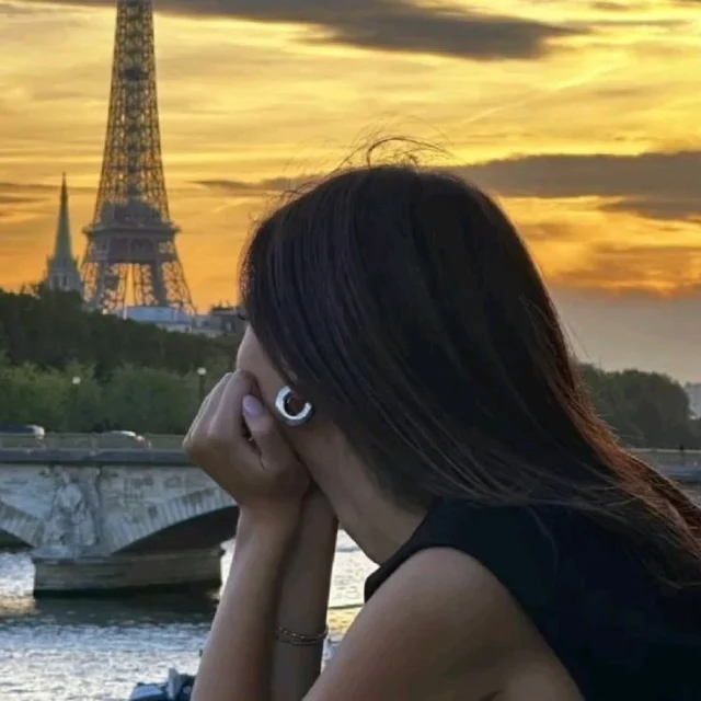 15 Días En París...(Relato)
Nunca pensé que París me cambiaría. Lo veía como un cliché: la Torre Eiffel, las baguettes, las boinas. Pero cuando llegué, me di cuenta de que las cosas son clichés por una razón: porque, a veces, son verdad.
Una mochila que pesaba más de lo que debería y una cámara que apenas sabía usar. Me hospedé en un pequeño hostal en Montmartre, donde las escaleras crujían al subir y olía a café en toda casa. Las ventanas daban a una calle empedrada, y cada mañana me despertaba con el aroma del café, a pan recién horneado y el murmullo suave del francés.
Durante el día, caminaba sin rumbo. Me perdí entre las pinturas del Louvre, conté los candados en el Pont des Arts, no todos, claro. Me senté con un libro frente al Sena. No tenía prisa por ver todo, solo quería sentir que estaba allí, de verdad.
Una tarde, en los jardines de Luxemburgo, conocí a Théo. Estaba sentado en un banco, leyendo un libro con las piernas cruzadas y una chaqueta demasiado elegante para el calor que hacía. Le pregunté, en mi torpe francés, si podía sentarme cerca. Él levantó la vista, sonrió y dijo: "Bien sûr." Así empezó una extraña amistad, hecha de silencios cómodos, frases mezcladas y caminatas largas sin rumbo fijo.
Me mostró rincones que no estaban en ninguna guía: una librería escondida en el Barrio Latino, un cine antiguo con butacas de terciopelo, un parque donde tocaban jazz los domingos por la tarde. Con él, París dejó de parecer un decorado y se volvió una ciudad viva, vibrante, con secretos en cada esquina.
La última noche, subimos a lo alto del Sacré-Cœur. Desde allí se veía toda la ciudad, como un mar de luces bajo un cielo tranquilo. No dijimos mucho. Solo nos quedamos allí, con las manos rozándose apenas, sabiendo que el momento era tan frágil como perfecto.
Volví a casa con la maleta más llena de lo que llegó: boletos de metro arrugados, postales escritas a medias, una lista de canciones, y un recuerdo tibio como una tarde de verano. Pero lo más importante no cabía en la maleta.
Había dejado un pedazo de mí en París. Y, quizás, Théo se llevó uno también. Sin duda volveré...Sigue leyendo en mi Blog.

Rovica.
