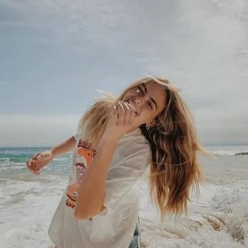 Ivonny Bonita - KAROL G -
Creer en una misma no es arrogancia, es valentía. El valor propio no se negocia ni se mendiga, se reconoce con la frente en alto, con el corazón en la mano y con la mirada clara. No esperes a que otros validen tu valor: ya lo tienes, ya lo eres. Recuerda siempre: Cuando una mujer se conoce y se respeta, deja de pedir permiso para brillar...Sigue leyendo y escucha esta pegadiza canción en mi Blog.

Rovica.