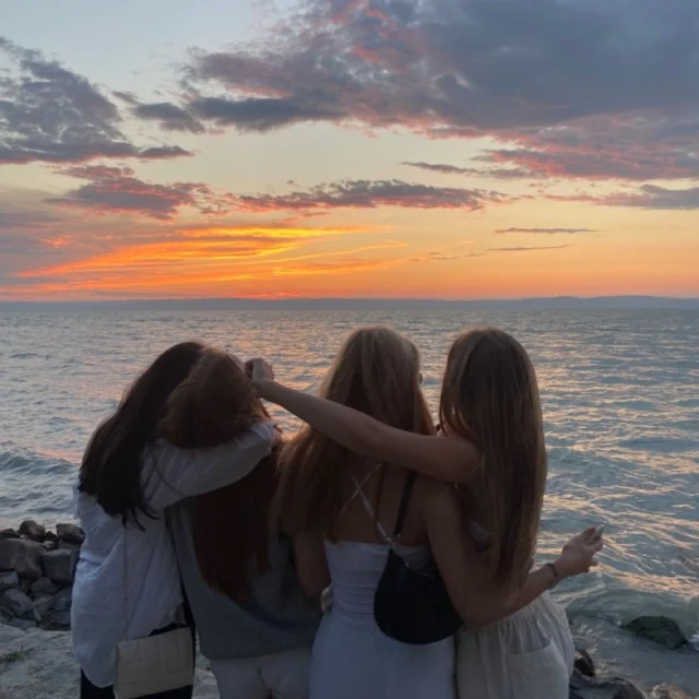 Día 1
Hace un mes, alguien lanzó la idea inocente en el grupo: “¿Y si nos vamos de vacaciones juntas este año?”
Todas reaccionamos con corazones, emojis de aplausos y palmeras y “¡SIIII!”.
Estaba tan ilusionada…qué ingenua.

Día 3
Tenemos 17 destinos en mente. Laura quiere fiesta, Marta quiere museos, Ana solo dice “lo que digáis”, pero misteriosamente vota siempre lo contrario.
Yo solo quiero dormir en una cama con sábanas limpias y sin drama.

Día 7
Hicimos una encuesta. Luego una videollamada para comentar los resultados de la encuesta.
Resultado: se propusieron nuevos destinos.
Ahora barajamos desde Croacia hasta un camping en los Pirineos.
Estamos más lejos del acuerdo que el primer día.

Día 11
Marta ha hecho un Excel. Tiene pestañas por persona, presupuesto, requisitos del alojamiento, tolerancia al gluten y nivel de exigencia con el aire acondicionado.
Alguien propuso dividirnos en subgrupos “temáticos”.
Temo que se estén organizando golpes internos.

Día 17
Laura ha abandonado el grupo de WhatsApp. Dice que, si no vamos a Ibiza, va sola.
Ana responde con un sticker pasivo-agresivo. Marta propone sustituirla por su prima.

Día 22
¡Hay avances! Nos decidimos por Mallorca. Por fin.
Pero ahora hay una disputa sobre si Mallorca es “demasiado mainstream” o “ideal para el contenido”.
El Excel se ha actualizado 3 veces hoy. Nadie ha reservado nada.
Yo he desarrollado un tic en el ojo izquierdo.

Día 28
Tenemos 27 bikinis, 5 sombreros compartidos, y una playlist de 9 horas para el viaje…
¿Destino? Nadie recuerda cuál era.
Pero eso sí, ya hay camisetas personalizadas con el lema:
“VACACIONES 2025: sobrevivir es el plan”.

😉😊Continuará...

Rovica.