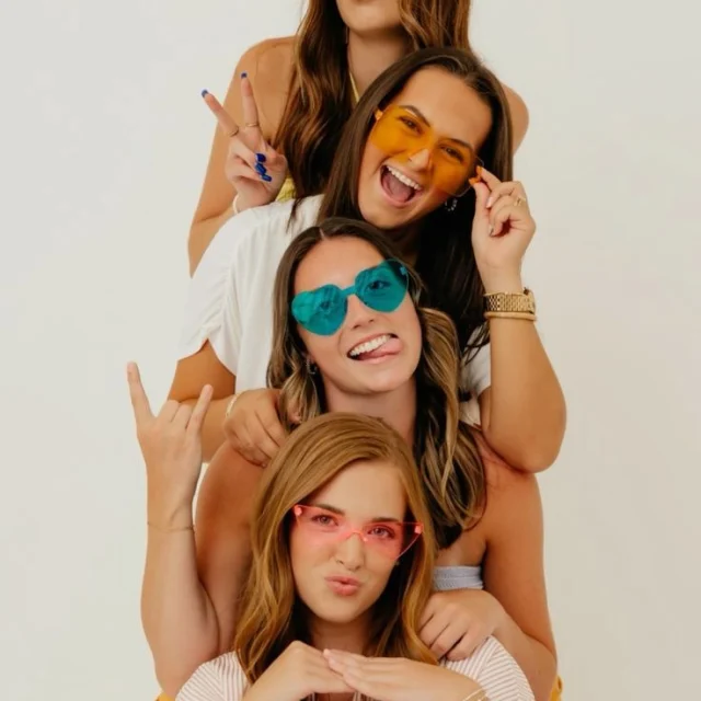 Parte 2 ¡Vacaciones, Allá Vamossss...! (Relato)
¡Allá vamossss...! ¡Vacaciones, prepárate! Porque este escuadrón de amigas fue con todo y a por todo. 
 Día 1: La salida (a tiempo... en nuestros sueños)
Quedamos en salir temprano, a las 8:00... ¿Qué pasó?
A las 10:00 a.m., una aún estaba buscando el bikini “que hace milagros”, otra no encontraba el pasaporte, aunque íbamos a la costa local (Tarifa), la tercera... olvidó el cargador, pero trajo 3 gloss distintos y un flotador unicornio
Spoiler: salimos a las 13:47, pero con flow.
 Día 2: "La cabaña" de Booking...versión realidad.
Prometía "vista al mar"…
Mentía. Vista al auto del vecino.
Una gritó por una polilla que parecía un murciélago... Gritos, drama.
Un brindis después y ya parecía parte de la decoración, porque “si no hay drama, no hay historia” 
 Día 3: Playa, la arena y... los dramas
Una bronceada, nivel diosa de ébano. Otra olvidó el protector solar y quedó como una gamba roja de Huelva. Otra se durmió bajo la sombrilla y terminó con una marca de toalla digna de arte más moderno.
Una ola se llevó una chancla marca Havaianas. Nunca la olvidaremos, costó una pasta.
Fotos, risas, surf, boomerangs, y alguien diciendo:
“¡No más selfies, tengo sal hasta en... las pestañas!”
 Día 4: Paseo cultural (más o menos)
Íbamos a un museo. Terminamos en una feria comprando pulseras, pendientes, una planta y… una lámpara de sal.
¿La planta? Sobrevive en la ducha del baño. 
 Día 5: Salida nocturna. La noche épica
“Una copita nada más”… ¡JA-JA!
Karaoke, confesiones sentimentales con extraños, y risas que nos hicieron abdominales sin gimnasio. El DJ nos miraba con respeto y algo de miedo . Un choripán a las 4 a.m.
Y una frase inmortal:
“Te juro que no extraño a mi novio, extraño a mi perro” 
 Día 6: Resaca y memes
Resaca existencial y pacto de silencio. Nadie habla de lo que pasó anoche. Solo intercambiamos miradas, gafas de sol XXL y jurar no volver a mezclar mojitos, tequila y karaoke.
Spoiler: no cumplimos.
Yoga de 4 minutos, café salvador, y revisión de fotos donde ninguna mira a la misma cámara.
Abrazos. Risas. Memes internos. Confesiones y miradas sinceras.
Nos perdimos buscando una...Sigue leyendo en mi Blog.
