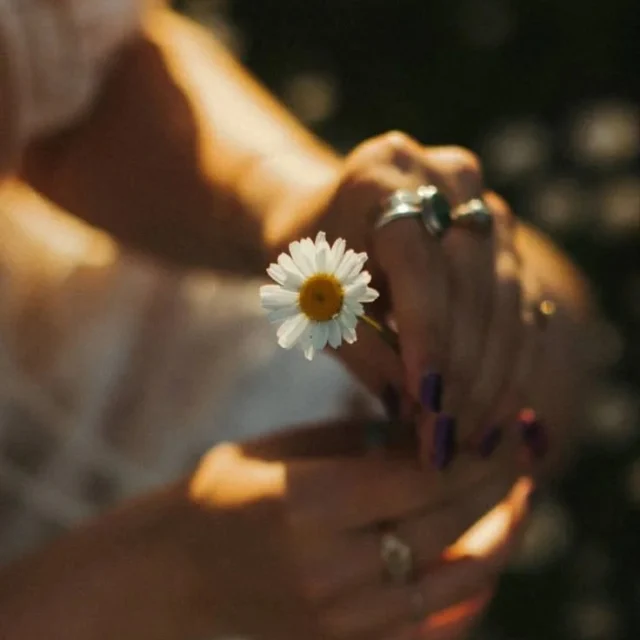 Cuando El Alma Habla...
Escribir algo que salga del alma es como abrir una ventana en medio del pecho y dejar que lo que se guarda, lo que duele, lo que ama, lo que extraña, lo que sueña, tome forma en palabras…
Aquí os dejo un texto breve, sincero, escrito desde ese lugar profundo donde habita lo que a veces no se dice, pero siempre se siente:

Cuando el alma habla

A veces, se guarda tanto...
Sonrisas que fueron escudo,
palabras que no se dijeron,
abrazos que quedaron esperando
al otro lado de la puerta.
Y un día, el alma,
cansada de hacer silencio,
decide hablar.
No grita. Susurra...
Dice cosas que había olvidado:
"Recuerda quién eras antes de romperte."
"Estás hecha de más amor del que te permites sentir."
"No necesitas que todos te entiendan para ser valiosa."
Porque escribir desde el alma
no es hacer poesía perfecta,
es hacer verdad.
Aunque duela.
Aunque tiembles,
con esas cosquillas en el estómago.
Aunque nadie más lo lea.
Es la forma más pura de recordarte que estás viva.
Y que hay algo dentro de ti que arde,
que espera,
que sueña... Sigue leyendo en mi Blog.
Rovica.