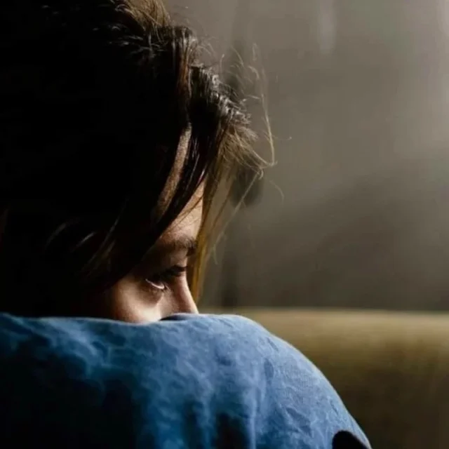 En El Silencio...
Aún camino entre los pliegues del silencio,
en el borde entre el decir y el callar,
entre el quedarme y el irme,
hay algo en mí que ya no es lo mismo.
No soy más fuerte porque haya vencido el silencio.
Soy más fuerte porque he aprendido a habitarlo,
a convivir con él sin desaparecer.
Porque en ese espacio incierto,
he encontrado la fuerza que nadie ve,
la resistencia que no se escucha,
pero que sostiene cada paso que doy.
En ese espacio entre las palabras y el silencio,
donde la voz se quiebra y el alma busca refugio,
habita una fuerza invisible que pocos llegan a reconocer.
Este texto es un viaje íntimo por ese territorio desconocido,
una exploración profunda de la fragilidad y la resistencia,
del dolor y la esperanza entrelazados.
No es la historia de vencer el silencio,
sino la historia de aprender a vivir con él sin perderse,
porque a veces, en el borde mismo de lo callado,
donde el grito se vuelve susurro,
crece la más auténtica fortaleza:
la resiliencia silenciosa...Sigue leyendo en mi Blog.

Rovica.