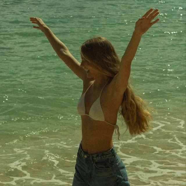 Apasionada, Por la Vida...
Un texto que intenta transmitir la esencia de una mujer que vive intensamente, que se conoce, se reconoce, y que no teme ser fuego, fuerza, profundidad y optimismo al mismo tiempo. Un manifiesto personal o carta de autorreconocimiento: Una Mujer, Apasionada…Por la Vida.
Que la gente no me comprenda no me sorprende. A veces, ni yo misma logro entenderme del todo. Soy un universo en constante expansión, lleno de luces, sombras, preguntas y fuego. Un bonito caos que vibra, que siente, que late con intensidad y, lo sé... sé, que no todos están listos para navegarlo. Pero no nací para ser comprendida por todos, nací para ser auténtica.
Soy perfeccionista y exigente, sobre todo conmigo misma. Pero también soy generosa, vital, entusiasta y profundamente creativa. Me gusta hacer las cosas bien, pero también disfrutarlas, saborearlas, sentirlas. A veces me permito soñar demasiado, lo admito, pero mis pies siguen anclados con firmeza en la realidad. No pierdo el norte, ni el rumbo, solo me gusta imaginar cómo volar más alto.
Soy curiosa por naturaleza. Mi mente abierta es una de mis mayores fortalezas: libre de prejuicios, sin juicios apresurados. Me encanta observar, aprender, comprender. Esa flexibilidad mental me permite crecer, reinventarme, adaptarme y, sobre todo, lo más importante…no quedarme estancada. Estoy hecha para avanzar, para descubrir, para transformarme y levantarme una y otra vez. Estoy hecha para evolucionar, no para conformarme.
Asumo riesgos. Los busco incluso. Sé que solo probando lo desconocido se cosechan los frutos más dulces. Y aunque a veces duela, siempre vale la pena. Me motiva explorar, innovar, mejorar. Mi motor es la superación, el impulso de desafiar los límites establecidos, incluso, los que alguna vez, yo misma me impuse.
Una de mis armas más poderosas es la perspicacia. Quizás tengo ese sexto sentido, esa intuición aguda que me permite leer entre líneas, anticipar lo que viene, preparar el terreno antes de que otros siquiera vean la tormenta.
Sociable, amistosa, cariñosa, muy agradecida. Me gusta la gente, las conversaciones profundas, explorar temas importantes, compartir experi...Sigue leyendo en mi Blog.