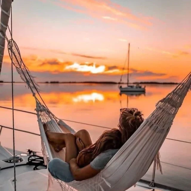 El Amor No Resta...
El amor suma, no resta; da fuerza, no desvitaliza; hace soñar, no arruina los sueños...El verdadero amor hace que al fin compruebes que lo imposible, siempre puede ser posible...Sigue leyendo en mi Blog.
Rovica.