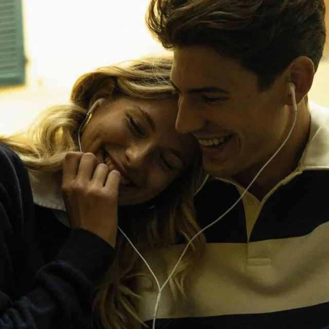 Cold Herat - Dua Lipa & Elton John -
Una fusión brillante entre el pasado y el presente. El resultado, es una melodía brillante y elegante, que conecta generaciones y demuestra que la buena música nunca pasa de moda...
Escucha esta preciosa canción en mi Blog.
Rovica.