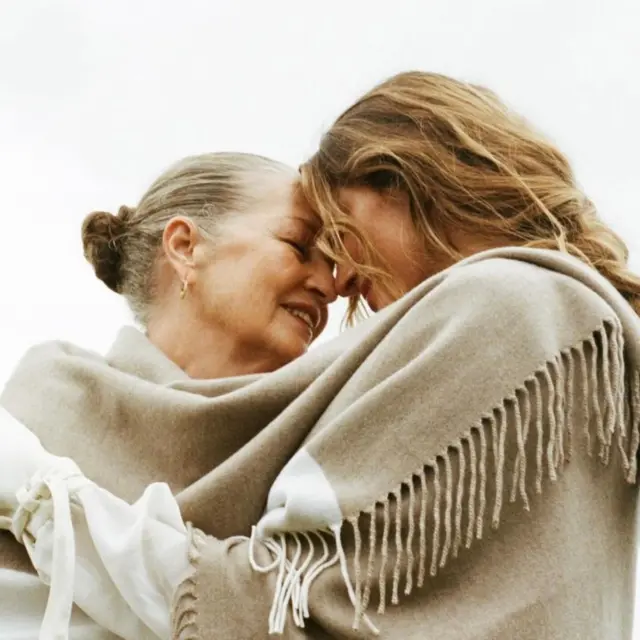La Ecuanimidad, El equilibrio Del Alma...(Relato)
En un barrio tranquilo vivía doña Clara, una abuela de cabello plateado y sonrisa tranquila. Cada mañana la veían en la ventana, cuidando sus plantas sin prisa, mientras saludaba a los vecinos.
Una tarde, su nieta Sofía llegó corriendo, con los auriculares colgando, con el movil en la mano y el rostro lleno de frustración.
-¡Abuela! -exclamó-. ¡No aguanto más! Mis amigas se pelean conmigo, los profesores me exigen demasiado, y cuando algo parece mejorar, enseguida aparece un problema. ¡Es como si la vida me jugara en contra!
Doña Clara la miró con ternura, dejó las agujas de tejer a un lado y fue a la cocina. Regresó con dos vasos y una jarra de agua. Llenó uno hasta arriba y en el otro dejó solo la mitad.
-¿Ves estos vasos? -dijo- El agua es la misma, pero cambia según el espacio que encuentra. No discute, no se resiste. Simplemente se adapta.
Sofía la observaba con cejas fruncidas, sin entender del todo.
-La vida siempre traerá momentos colmados y momentos vacíos -continuó su abuela-. Si te aferras a lo bueno o peleas contra lo malo, sufres. Pero si aprendes a acoger cada cosa con calma, tu corazón se vuelve como el agua: clara, serena, libre. Eso es la ecuanimidad.
Sofía bebió un sorbo y guardó silencio. Por primera vez en mucho tiempo, entendió y sintió que no tenía que pelear con todo. Bastaba con respirar y dejar que la vida fluyera.
Desde entonces, cuando se sentía agobiada, no discutía ni se encerraba en su cuarto. Iba a sentarse con su abuela en el balcón, y juntas bebían agua mientras dejaban que la tarde cayera despacio...Sigue leyendo en mi Blog.
Rovica.