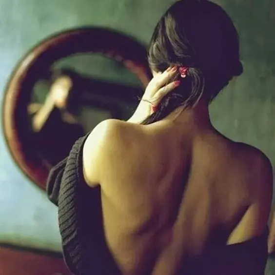 El Reflejo Del Espejo...
Los humanos inventaron los espejos, y luego empezaron a usar filtros porque el espejo era "demasiado honesto."
Los humanos inventaron el espejo para encontrarse con su reflejo, para tener frente a sí la confirmación de su propia existencia. Sin embargo, pronto descubrieron que esa superficie lisa era demasiado honesta: devolvía arrugas, cicatrices, sombras y verdades que no siempre se querían mirar.
Entonces nacieron los filtros. Primero invisibles, gestos, máscaras sociales, palabras bien elegidas, y después digitales... en pantallas que ya no devuelven rostros, sino versiones retocadas de ellos; una manera de suavizar la realidad, de embellecer lo imperfecto, de ocultar lo que duele o incomoda. El filtro no es sólo digital, también es social: es la sonrisa que tapa la tristeza, la pose que oculta la inseguridad, la palabra elegante que maquilla un silencio incómodo.
El espejo nunca fue el problema. El problema son los ojos que ya no saben mirarlo sin miedo y…Lo difícil es aceptar que reflejar la verdad tal como es, no necesita adornos para ser digna...Sigue leyendo en mi Blog.
Rovica.