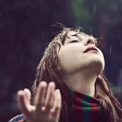 No Se Busca, Se Reconoce...
A menudo, la felicidad se escapa no porque la vida la oculte, sino porque la mente la distorsiona y juega con el tiempo.
Recordamos el pasado más bello de lo que fue, idealizando momentos que quizá no eran tan perfectos, adornándolos con la nostalgia.
Contemplamos el presente con ojos cansados, viéndolo más gris de lo que realmente es, dejando de percibir los pequeños detalles que lo hacen positivo y valioso. La vida nunca deja de ofrecernos instantes plenos; somos nosotros quienes los pasamos por alto.
Pensamos demasiado en el futuro, imaginándolo más complicado y difícil de lo que finalmente será.
La serenidad nace cuando aprendemos a mirar sin comparaciones, sin juicios y sin miedo al tiempo. Entonces, quizá comprendamos que la felicidad no se busca, se reconoce...Sigue leyendo en mi Blog.
Rovica.