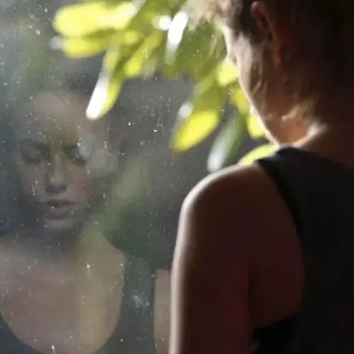 La Sombra De La Costumbre...
Ayer, hablando con alguien importante, me comento algo que, en verdad, me hizo reflexionar profundamente, dijo:
"A veces la vida, casi sin darnos cuenta, nos va apagando poco a poco. Nos volvemos duros, casi fríos, cubiertos por la sombra de la costumbre. Entre rutinas, trabajo, compromisos y prisas, se nos olvida sentir. La costumbre convierte la vida en paisaje, donde los ojos miran sin ver.
Pero tú no viniste a este mundo para vivir mecánicamente. Viniste a brillar, a emocionarte, a dejar que la vida te atraviese. Cada latido es un recordatorio de que sigues aquí, presente, llena de vida.
No te hace falta un corazón nuevo, solo el valor de usar el tuyo sin miedo. Abre el pecho, respira profundo y permite que la emoción te despierte. Eres fuego, magia, esencia, energía… y mereces vibrar con quienes te aman tal como eres.
No te conviertas en la sombra de la costumbre. Recuerda que estás hecha de luz...Sigue leyendo en mi Blog.
Rovica.