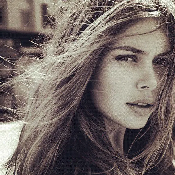 Ser Quien Soy...
Soy la que extraña a quienes ama y olvida a quienes la olvidaron. La que se rompió en mil pedazos como un cristal cuando la vida le dio de lleno con la más dura y peor pedrada. Soy la que no sabe de rencores, la que se enfada con facilidad y se desenfada aún más rápido pero, nunca pierde la memoria. La que se preocupa por todos, porque todos los suyos son un pedazo de sí misma.
Soy la lluvia calma cuando las ausencias inundan los ojos y también la tormenta que puede desatarse en un suspiro. Soy la que ama más allá de sí misma sin importar cuánto amor haya del otro lado de la acera, pero que está aprendiendo a distinguir quién sí y quién no. La que ve más allá de las máscaras, por mucho que intenten disfrazarse.
Soy la que la vida forjó a fuego y a golpes, como el acero de las espadas. Soy la que se sostiene en las raíces aunque le hayan nacido alas. Soy la noche con sus secretos y el día con su luz, el invierno que da paso a su primavera. Porque la vida no es un invierno eterno y, aunque a veces no queramos verlo, siempre llegan las flores.
Soy quienes me amaron y quienes no lo hicieron, quienes me tendieron la mano cuando no lo esperaba y también la mano que nunca llegó, aunque creí que estaría ahí cuando la necesitara. Soy fiel a lo que siento, a lo que vivo, a las emociones que corren por mis venas. No soy lo que todos quieren, ni lo que todos esperan. Soy la que pocos conocen y menos comprenden...Sigue leyendo en mi Blog.
Publicado por: Rovica.