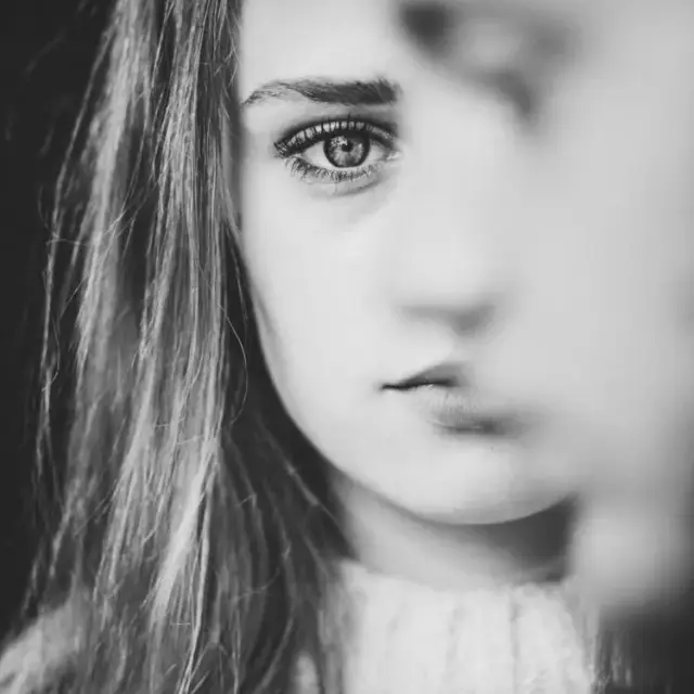 Cien Años De Soledad...
Ni la ausencia paulatina de interés, ni la falta progresiva de sus “buenos días”, ni la elección egoísta de su lejanía fueron los que determinaron que no hiciera falta viajar a Macondo, bastaba con besar sus labios para sentir…Cien años de Soledad. (Gabriel García Márquez) Sigue leyendo en mi Blog.
Rovica.