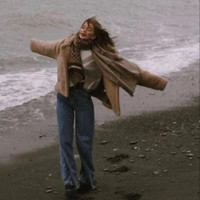 Sin Juicios, Ni Reproches...
Me perdono por las veces que me empujé al abismo solo por comprobar si podía volar. Por intentar encajar en moldes que no tienen mi forma. Por callar cuando mi voz tiembla por salir. Por confundir el cansancio con rendición y la soledad con castigo.
Me perdono por creer que amar a los demás era suficiente para llenar el vacío. Por olvidar que el amor también se dirige hacia adentro. Me perdono por abrazar lo que duele solo por miedo a soltarlo, por quedarme quieta en lugares donde ya no queda absolutamente nada que aprender ni nada que vivir.
Me perdono por no ver la belleza que aún habita en mis ruinas. Por no entender que a veces perderse es otra manera de encontrarse. Me perdono por no reconocer mi luz cuando la sombra me ciega, por dejar que el miedo me guie cuando el corazón sabe el mejor camino. Ya no cargo con culpas que no me pertenecen. Ya no espero que alguien venga a rescatarme. Me tengo yo, y eso basta.
Hoy me miro y me abrazo, sin juicios, sin reproches. Ya no me castigo por no ser perfecta, porque... ser humana es suficiente. Me perdono, sí, pero también me agradezco. Por seguir, por sentir, por no rendirme del todo. No olvido lo vivido, lo convierto en impulso. Soy más fuerte que mis dudas y más serena que mis tormentas y, en esta resiliencia encuentro una verdadera forma de belleza...Sigue leyendo en mi Blog.
Rovica.