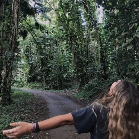 Intensidad...
Ser intenso no es "demasiado" es mirar la vida sin filtros, permitir que la alegría nos desborde y que la tristeza nos enseñe. Ser intenso es vivir sin medias tintas, es atreverse a sentir sin miedo. La intensidad no es exceso, es estar por completo en cada instante, amar sin reservas, llorar sin vergüenza, celebrar sin cálculo, permitir que el corazón rebose, sintiendo la vida en el alma.
El mundo a menudo teme esa fuerza porque la intensidad no se puede disimular. No encaja en moldes, no se acomoda a lo "tibio". Es hablar cuando otros callan, abrazar cuando otros dudan, y defender intensamente la belleza de lo real. No es drama, es vida en su forma más pura. Quien siente con fuerza, ama con fuerza, crea con fuerza. La intensidad no destruye: ilumina. Y quienes viven con esa pasión tienen el don de convertir lo cotidiano en algo extraordinario. Ser intenso es tener el corazón expuesto y, aun así, elegir seguir sintiendo. Quien es auténtico sabe que su fuego no está hecho para agradar, sino para iluminar su propio camino.
La intensidad emocional es un fuego que nos recuerda que estamos vivos. No es exceso, es profundidad, es la capacidad de sentir con valentía sin restricciones y de ofrecer lo mejor de una misma al mundo con todos los sentidos despiertos. Es entregarse por completo a lo que importa, con el corazón como brújula, poniendo el alma en cada acción y en cada instante...Sigue leyendo en mi Blog.
Rovica.