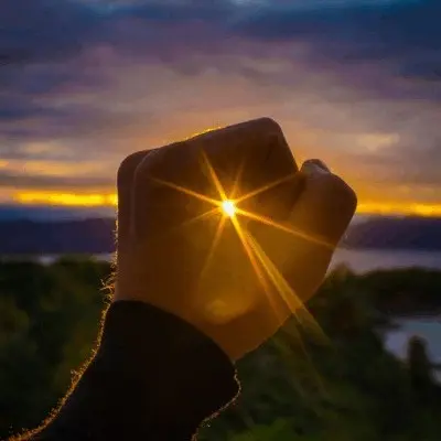 El Pulso Del Alma...
En el laberinto del alma, el miedo es una sombra fría, pero cede ante el sol que irradian los sueños, ese resplandor nace de las ganas y del coraje capaz de iluminar los rincones donde antes solo vivia la duda.
La lágrima que cae es el sutil fertilizante que activa la fuerza interior y la valentía incontrolable, rebelde e indómita, capaz de transformar cada fracaso y adversidad en una oportunidad de aprendizaje y crecimiento.
El deseo es un faro en un mar de incertidumbre que mantiene el rumbo firme, sin perder de vista la belleza del viaje que enseña. Y aunque duela el corazón, no hay atajos hacia el amor perfecto. En este viaje, donde reside el sentimiento, se encuentra la fortaleza del mañana.
El amor no se mide en posesiones ni en fantasías, sino en la verdad pura de la emoción sincera que habita en nosotros. Es la mano extendida después de la tormenta, la llama que perdura en medio de la adversidad o del tiempo y si la esperanza falla, aunque sea por un breve instante, la fe se alza ligera como la nieve, pero con la solided de la roca que el tiempo no puede disolver.
Por lo tanto, que el mundo cambie sus estaciones, que soplen los vientos y se alteren las direcciones. Mientras haya vida, existirá la voluntad, porque en la esencia del ser habita lo más profundo del alma.
Tejedora que rehace sus propios hilos, transformando el vacío en versos y desafíos. Lo que arde en el pecho no es una llama fugaz, sino el fuego que guía incluso cuando el mundo falla. Es en esa terquedad, en la negativa a doblegarse, donde el alma encuentra su lugar, donde el poder de la lucha vence y trasciende.
La memoria, a veces, se viste de tiempos que terminaron, de risas olvidadas, de sueños negados, pero lo que arde no es un fuego pasajero, sino la verdad encendida, la constancia, el ser desnudo ante el universo. Cada cicatriz es el mapa de un viaje: el de la Vida, la marca de la perseverancia de un ser tenaz, auténtico y rebelde.
Que los cielos sellen el destino y que el sonido del amor sea el himno que acompañe cada paso. No hay que doblegarse ante el miedo ni ante la despedida, porque la mayor conquista es la vida misma, y vivirla...Sigue leyendo en mi Blog.