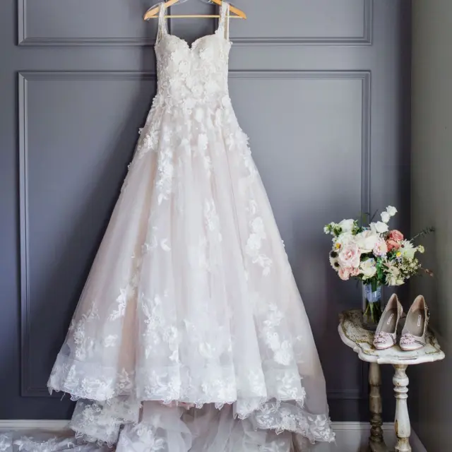 La Luz de Aquel Día...(Relato)
El aniversario llegó, como siempre, puntual. Pero esta vez no hubo dos copas sobre la mesa. Esther puso solo una. La otra quedó guardada, intacta, como tantas cosas valiosas que no se usan, pero no se pueden tirar porque tienen un gran valor sentimental y emocional.
La casa estaba demasiado grande para ella sola. Cada ruido era un eco, cada rincón un lazo de recuerdos. Esos años juntos… y ahora esos años pesaban más que nunca, porque él ya no estaba para compartirlos.
Se sentó junto a la ventana donde solía pasar las tardes mirando la calle. Todavía parecía que iba a entrar en cualquier momento, con su andar lento, con su voz tranquila diciendo sin palabras que todo seguía su curso. Pero ya no. El tiempo había seguido, sí, pero sin él.
Esther tomó la copa con las dos manos. El vino tembló levemente, como ella. Recordó la primera vez que brindaron: jóvenes, llenos de futuro, sin saber cuántas despedidas cabían en una vida. Recordó los desayunos y las risas en la cocina, las discusiones nocturnas, los silencios largos, los sueños rotos y otros que sí sobrevivieron. Y en ese gesto sencillo se resumieron los años: de días inmensamente felices disfrutando de la familia, de las madrugadas cuidando cuando algún hijo estaba enfermo, los abrazos de apoyo después de las pérdidas, del miedo al futuro y del coraje para enfrentarlo.
Recordó con que gran ilusión miraba su vestido de novia colgado en la puerta del armario, y que horas más tarde sería una princesa del brazo de su guapo y apuesto principe…Dios, ¡qué enamorada y feliz era entonces…!
-Hoy cumpliríamos otro año -susurró al aire, con una punzada de melancolía y ese sentimiento de añoranza que nos reconecta con momentos de alegría, pero que también nos hace conscientes de que ya no están, ofreciendo consuelo, pero también, con una gran nostalgia.
El sonido del cristal al apoyar su copa en la mesa fue el único brindis. No hubo respuesta. Solo esa ausencia que dolía como al principio, pero de una forma más honda, más triste, más definitiva.
Comprendió entonces que un aniversario, cuando falta uno de los dos, ya no es una celebración. Es un acto de...Sigue en mi Blog.
Rovica.