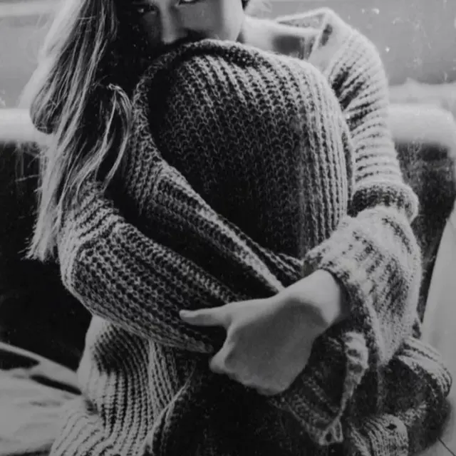 No Necesitamos Hacer Nada...
Al final, creo que no necesitamos hacer nada para ser amados. Nos Pasamos la vida tratando de parecer más guap@s, más inteligentes. Pero, en realidad me di cuenta de dos cosas: quienes nos aman nos ven con el corazón y nos atribuyen cualidades más allá de las que tenemos. Y aquellos que no quieren amarnos nunca estarán satisfechos, apesar de todos nuestros esfuerzos. Nuestras imperfecciones no son defectos, son la clave para reconocer quien nos aman de verdad. (Frida Kahlo). Sigue leyendo en mi Blog.
Rovica.