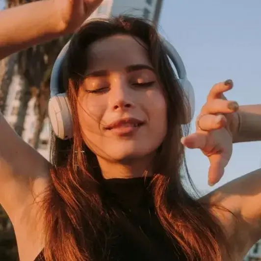 Bonita Bonita - El Poeta Callejero -
Con música el corazón siempre va al ritmo correcto, convirtiendo los días normales, en momentos especiales...Sigue leyendo y escucha esta canción en mi Blog.
Rovica.