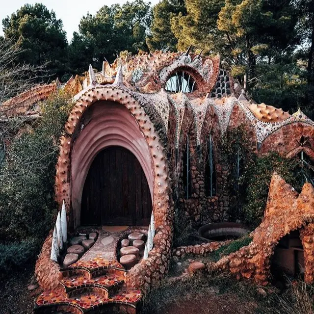 El Dragón de la Calderona...
¿Habías oído hablar de El Dragón de la Calderona? ¿Sabías que en España hay un 🐉dragón escondido entre montañas ?
Este fantástico Dragón de piedra se encuentra en España, concretamente a las afueras de Valencia, en el parque natural de la Sierra Calderona, en Gilet. Y puedes verlo haciendo una ruta súper bonita entre pinos y miradores.
Cuando lo ves, te deja sin palabras 😶 Un lomo enorme, escamas de piedra, unos colmillos aterradores, una cabeza gigantesca, unos ojos que… parece que fuera a despertar en cualquier momento. 😮
Pero aquí viene lo increíble: Este “dragón” es una escultura gigante creada sobre una antigua cantera abandonada. Un proyecto artístico que nació para sanar una herida causada en la montaña en los años 60 por una cantera de de rodeno y transformada en arte, por la escultora Rhea Marmentini mediante la creación de esta escultura monumental conocida como el Dragón de la Calderona o Bestia Madre. El Dragón es un centro de investigación de arte en la naturaleza (C.I.A.N.)
 Y sí… por dentro también se puede entrar. En su interior encontrarás talleres, salas de creación, espacios artísticos y rincones diseñados para inspirar. Era y sigue siendo, un proyecto para unir naturaleza y arte en un mismo lugar.
Por fuera IMPONE… y en su interior esconde una historia de arte, naturaleza y transformación.
¿Conocías este lugar?...Sigue leyendo en mi Blog.
Rovica.