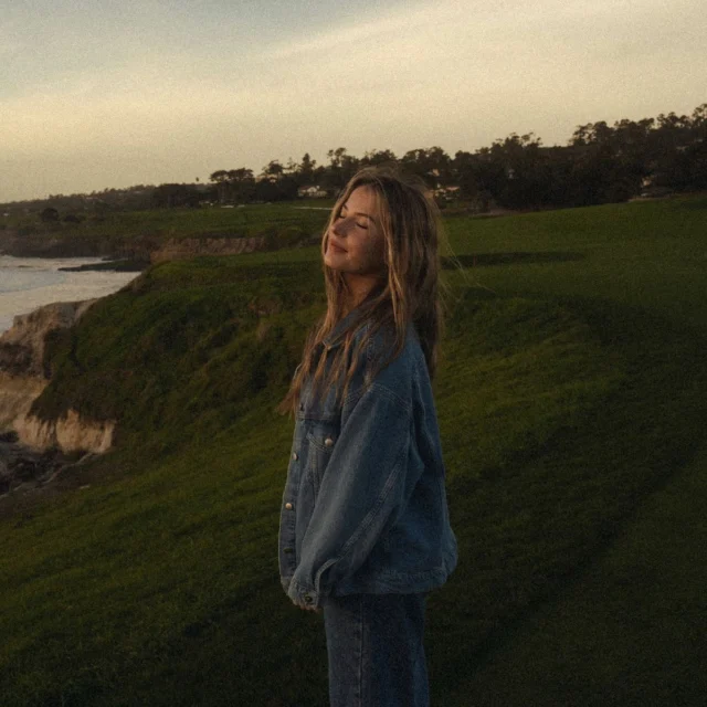 La Vida No Espera...
La vida no espera. Pasa mientras dudas, mientras postergas, mientras te convences de que “después” será mejor momento. Y sin darte cuenta, se te va entre prisas, silencios y versiones pequeñas de ti mism@. No naciste para vivir en automático ni para conformarte con lo mínimo. Naciste para sentir cada instante, incluso los que duelen, porque también ahí hay verdad.
Vivir de verdad es atreverte a usar tu mejor ropa sin ocasión especial, a saborear el café sin prisas, a decir lo que sientes aunque la voz tiemble. Es dejar de fingir que algo no importa cuando por dentro te está rompiendo. Es entender que guardar los sueños para más tarde es, muchas veces, una forma lenta de abandonarlos.
No estás aquí para sobrevivir. Estás aquí para equivocarte, para cambiar de idea, para reír hasta quedarte sin aire y llorar sin pedir disculpas. Para amar sin garantías, sanar a tu ritmo y agradecer incluso lo que aprendiste desde el dolor. Estás aquí para empezar de nuevo tantas veces como haga falta, sin cargar con la culpa de no ser quien otros esperan.
La valentía no siempre se ve como grandes decisiones; a veces es tan simple como irte de donde no floreces, soltar relaciones a medias o romper con rutinas que ya no vibran contigo. Es dejar de apagar tu luz por miedo a incomodar y permitirte ocupar el espacio que mereces.
Vive con el alma despierta. No escondas lo que eres ni pidas permiso para ser feliz. Persigue lo que enciende tu corazón, aunque el camino cambie, aunque el miedo aparezca. La vida es corta, sí, pero suficiente para vivirla con amor, propósito, verdad y autenticidad. Y eso, al final, es lo único que realmente importa...Sigue en mi Blog.
Rovica.