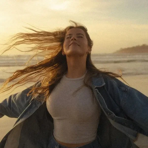 Cuidare Lo Que Me Habita - Alganori -
Cuidaré lo que me habita, aprendiendo a escuchar mis silencios, a respetar mis heridas y a no volver a entregar lo que aún está por curar...Sigue leyendo y escucha esta reivindicativa y bella canción en mi Blog. 
Rovica.