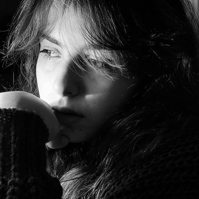 Nadie Aprende Sin Haberse Equivocado Antes...
Nada verdaderamente valioso tiene porque que suceder a la primera. La vida no se afina en un solo intento ni se comprende con una única decisión acertada. Crecer implica arriesgar, errar, detenerse, corregir el rumbo y volver a empezar una y más de una vez.
Nadie avanza sin tropezar, ni aprende sin haberse equivocado antes. No existen caminos firmes sin huellas torcidas, ni logros que no hayan requerido paciencia, ensayo y tiempo. Todo lo que florece ha sido sembrado muchas veces y cuidado con constancia, incluso cuando no había señales visibles de resultado.
Amar no es solo el brillo del encuentro, sino también la valentía de sostener lo que falta. Amar también exige atravesar pérdidas, renuncias y silencios; no hay belleza que no haya conocido el dolor, ni vínculo profundo que no haya pedido entrega. La profundidad de un vínculo suele medirse por lo que hemos sido capaces de soltar y por los silencios que hemos aprendido a habitar juntos.
Nadie atraviesa los días sin sentir miedo, sin dudar de su fortaleza, sin preguntarse si será capaz. Nada se construye sin esfuerzo ni dedicación. Toda obra necesita caidas, ajustes y revisiones. Toda relación auténtica exige ceder, escuchar y soltar parte del propio orgullo. El crecimiento siempre implica transformarse.
Nadie alcanza comprensión sin mirarse primero con honestidad. Antes de juzgar, es necesario reconocerse frágil. Antes de exigir, aprender a dar. Antes de reclamar oportunidades, aprender a verlas cuando aparecen.
Vivir no es permanecer intacto, es atreverse a cambiar. Es probar caminos nuevos, aceptar el aprendizaje que dejan los errores y abrirse a otras formas de sentir. Nadie puede pedir lo que no está dispuesto a ofrecer, ni esperar cercanía manteniendo distancia.
Solo quien abre las manos puede recibir. Solo quien acepta el proceso entiende que llegar no es un acto puntual, sino una suma de intentos, caídas y decisiones conscientes de seguir, incluso cuando el camino no ofrece certezas. Porque, al final, no se trata de... Sigue leyendo en mi Blog.
Rovica.