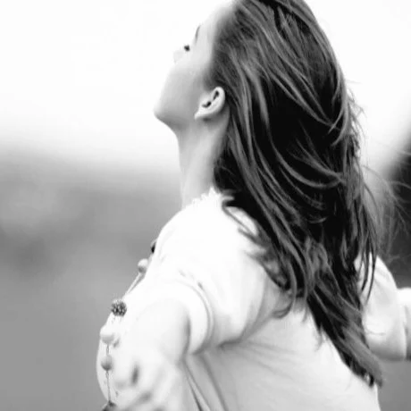 La Venganza...
La venganza no es descender al mismo nivel de maldad, sino desplegar alas, subir alto en donde ciertas cosas o personas ya no tocan ni afectan...

Rovica.