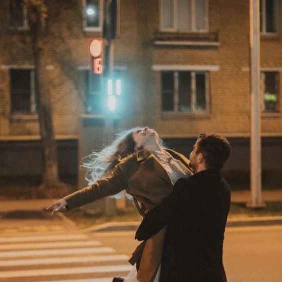 Bonita Bonita - 4AMTapes -
Hay personas especiales que curan el dolor del corazón...Sigue leyendo y escucha esta pegadiza canción en mi Blog.
Rovica.