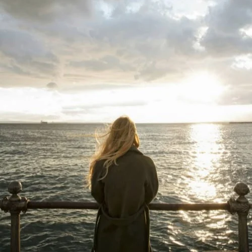 En La Eternidad Del Alma...
Cuando la vida duele,
cierro los ojos
y camino hacia tu ausencia,
porque incluso lejos
sigues siendo presencia.
Te amo con nostalgia de infinito,
donde el cielo guarda memorias,
con la fe de quien sabe
que el alma no se equivoca
cuando elige su destino.
No te amo por un instante,
te amo por todos los momentos vividos.
Por los que fueron,
por los que aún laten en el tiempo,
y que todavía nos pertenecen.
Eres mi siempre,
mi horizonte sin despedidas,
el poema que mi alma escribe,
sin fecha de caducidad.
Te amo como el río ama al tiempo,
sin prisa, sin pausas,
sin memoria del final.
Te amo como el cielo guarda estrellas,
aun cuando amanece.
Eres la brújula secreta de mis días,
el faro que enciende mis naufragios,
la música que mi silencio
aprendió a cantar sin voz.
Mi amor no camina, florece.
Se vuelve raíz en las tormentas,
se hace ala cuando la vida pesa,
se convierte en sol
cuando la sombra quiere entrar.
Amarte es escribir con luz
más allá de la piel del tiempo,
es sembrar mi nombre en tu destino
y ver cómo germina
en la eternidad del alma.
Cuando el tiempo nos separe,
no será despedida,
será espera.
Porque hay amores
que no terminan en la tierra,
sino que continúan
donde empieza lo eterno...Sigue leyendo en mi Blog.
Rovica.