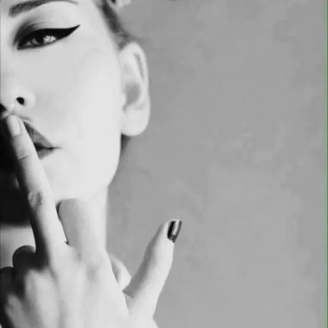 No Todo Merece Una Respuesta...
Ultimamente estoy eligiendo la paz porque es lo único que sostiene. Ya no gasto energía para el drama, ni para las personas que manipulan dando la vuelta "al pastel" donde el verdadero responsable intenta colocarse como víctima, para evadir las consecuencias de sus acciones. No quiero conflictos, discusiones o explicaciones eternas. Estoy aprendiendo que no todo merece una respuesta, que a veces el silencio es lo más oportuno e infalible; no es huida, es límite y a veces callar también puede ser la manera más honesta de decir: ¡Me importas una mier**💩!...Sigue leyendo en mi Blog.
Rovica.