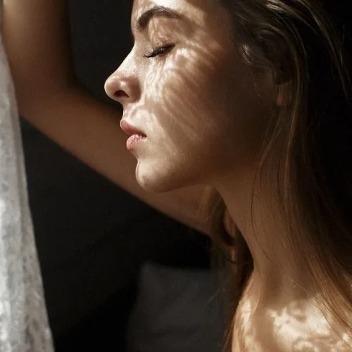 Polvo De Mariposas - Vanesa Martín -
Presiento que estás a mi lado...
Me gusta contarte lo que me ha pasado
Hasta que descubro que he hablado sola...
Una canción profunda y preciosa que habla de recuerdos y sentimientos. Retrata ese vínculo invisible que permanece, incluso cuando esa persona ya no está...Sigue leyendo y escucha esta canción en mi Blog.
Rovica.