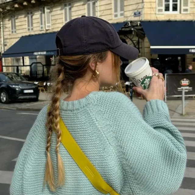 Frágil y Fuerte...
Ella casi todo lo vive con prisa. Cada mañana café en mano, sale corriendo, con el cabello algo despeinado y un horario justo. No es aburrida ni predecible; es humana en toda su intensidad… única, frágil y a la vez fuerte. Basta una mirada, una sonrisa o una simple voz para hacerla vibrar… o para arrastrarla al silencio de la tristeza. Porque la magia de la vida suele radicar en esos pequeños detalles que hacen latir el corazón.
Así es, una locura hermosa, libre, amorosa, auténtica… imposible de olvidar. Así es ella...Sigue leyendo en mi Blog.
Rovica.