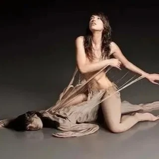 Nadie Vio...
Nadie vio cuando tocó fondo, cuando lloró en silencio lágrimas de dolor, rabia, tristeza, deseando desaparecer. Nadie vio la lucha interna, el miedo, el cansancio. Pero justo ahí en esos momentos, se hizo más fuerte, más selectiva, más consciente y comenzó a reconstruirse. No volvió a ser la misma. De su desconsuelo nació una mujer nueva, más libre, más sabia y con una certeza que nadie podrá arrebatarle. Ya no necesitó que la elijan para sentirse completa...Sigue leyendo en mi Blog.
Rovica.