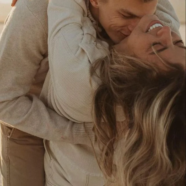 Me Pregunto...
Solo pueden saltar chispas entre dos que se gustan, dicen. Me pregunto qué dirían de nosotros, si vieran el incendio que somos. (Vicentedarivas)...Sigue leyendo en mi Blog.
Rovica.