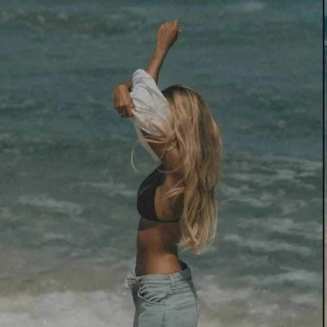 Con El Alma Descubierta...
El magnetismo de quien no negocia lo que siente no se explica, se percibe. Es una fuerza silenciosa, una gravedad invisible que nace cuando el corazón decide ser honesto y no modera su intensidad para resultar conveniente. No hay nada más poderoso que alguien que se permite sentir sin pedir disculpas. Esa lealtad a su propio latido crea una presencia que no necesita adornos. Simplemente es.
Quien no negocia su emoción y acepta el riesgo de romperse, se expone. Se muestra. Se duele. Pero jamás se traiciona.
Vivir con el alma descubierta vive sin mascaras y camina sin armaduras. Ama sin cláusulas, se entusiasma sin reservas y se duele sin disfraces; no sabe sentir a medias ni fingir indiferencia cuando algo le importa. Y en un mundo que mide cada gesto, la verdad sin estrategia a veces descoloca... pero también atrae.
Lo verdaderamente irresistible no es la perfección, ni el control, es la belleza indomable de la coherencia, es lealtad entre lo que vibra por dentro y lo que se muestra al mundo. Es la verdad latiendo sin miedo. Es vivir y sentir todo, intensamente...Sigue leyendo en mi Blog.
Rovica.