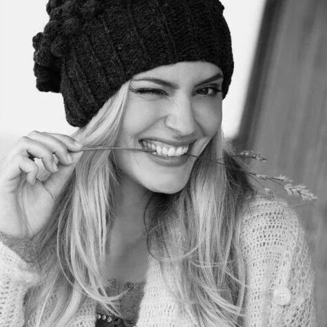 Lista de mi Próximo Novio o Esposo - Alganori -
Esta canción es mi lista📄, te la expongo. Si estás en mi vida escucha sin prisa, no dejes tachones que esta lista es precisa... No pido lujos, ni cuentos de hadas, solo verdad en todas las madrugadas...Sigue leyendo y escucha esta canción en mi Blog.
Rovica.