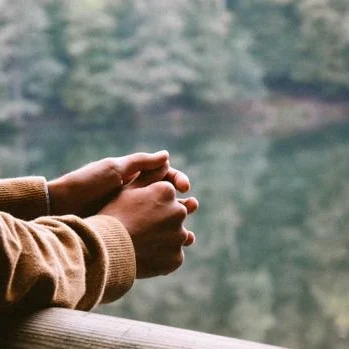 El Maestro Más Severo: La Experiencia...(Relato)
Dicen que los grandes maestros dejan huella, pero el de Victor no dejó firmas ni diplomas, solo cicatrices invisibles. Victor siempre había sido alguien que evitaba las dificultades. Si algo se complicaba, cambiaba de camino. Si una relación dolía, se alejaba sin mirar atrás. Si fracasaba, culpaba a las circunstancias. Y durante un tiempo, eso pareció funcionar. Hasta que empezaron a repetirse las historias.
Perdía oportunidades de la misma manera. Terminaba vínculos por los mismos motivos. Tropezaba, una y otra vez, con obstáculos inquietantemente parecidos. Era como si la vida le presentara el mismo examen con distinto enunciado. Al principio no lo notó. Luego se frustró. Y finalmente, se enfadó, ¿Por qué siempre a mí?, se preguntaba.
No sabía que, en silencio, estaba siendo observado por el maestro más severo. Este maestro no hablaba, pero corregía. No explicaba, pero repetía la lección hasta que era imposible ignorarla. Cada error de Victor no era un castigo, sino una señal. Cada caída, una oportunidad que él rechazaba sin darse cuenta. El maestro no tenía prisa, pero tampoco se rendía.
Un día tras otro fracaso que parecía calcado a los anteriores, Victor hizo algo diferente. En lugar de culpar al mundo, se detuvo. Pensó. Recordó. Y, por primera vez se preguntó qué estaba haciendo él para llegar, siempre, al mismo lugar. Fue una pregunta sencilla, pero, lo cambió todo.
A partir de ahí, empezó a ver patrones donde antes solo veía mala suerte. Empezó a reconocer sus propios errores reflejados en cada experiencia. Y aunque no fue fácil, decidió enfrentarlos en lugar de esquivarlos. Las lecciones no desaparecieron, pero dejaron de ser un misterio.
Con el tiempo, Victor cambió. No de golpe, ni de forma perfecta, pero sí lo suficiente para que los viejos tropiezos dejaran de repetirse. Y entonces, casi sin darse cuenta, el maestro se volvió menos duro. No porque hubiera cambiado su exigencia, sino porque Victor, al fin, había aprendido a escuchar. Y así entendió algo que nunca le habían enseñado en la escuela: Que el maestro más severo no busca hacerte caer…sino enseñarte a...Sigue en mi Blog.

Rovica.