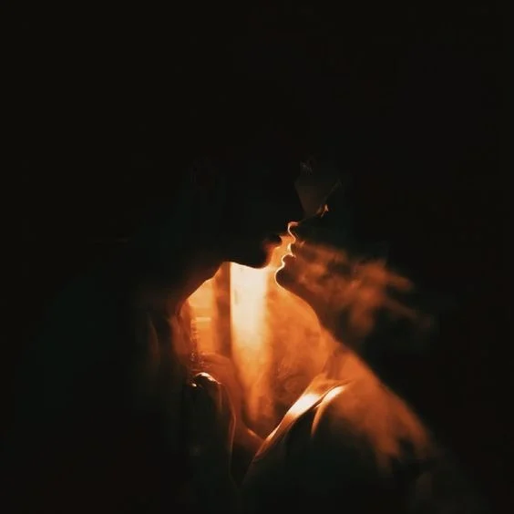 La Luz Del Alma...
Amar es la luz del alma
Es la herida que arde sin romper la piel,
es la sombra luminosa que nos sigue
aunque cerremos los ojos.
Es raíz y relámpago,
tempestad que se inclina
para besar la tierra,
en suspiro que se clava
como una lanza en el pecho.
Porque amar
es despojarse del miedo,
abrir el alma
como una puerta sin cerrojos
para dejar que el otro entre,
y que su luz o su sombra,
se vuelva parte de nuestra vida...Sigue en mi Blog.
Rovica.