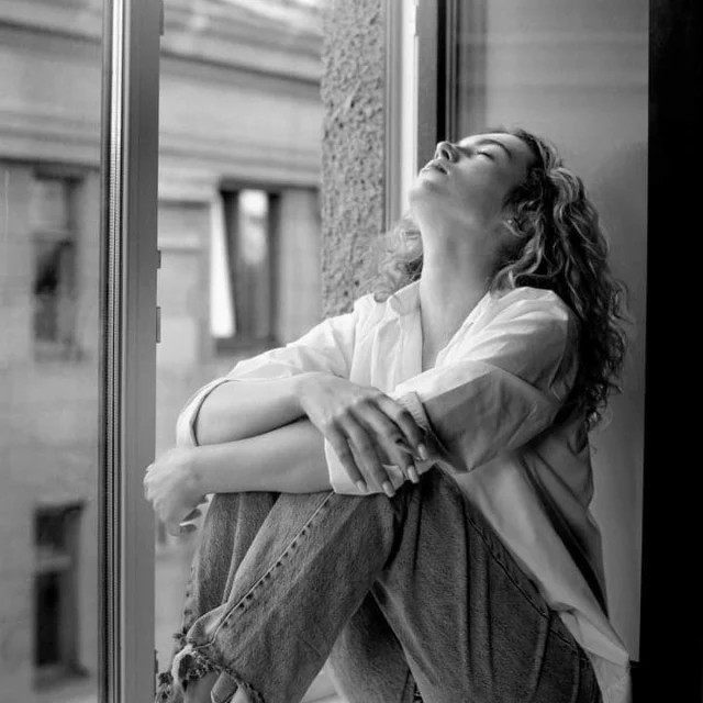 Haz una pausa. Respira, Agradece...
Está bien querer más de la vida, pero también es un acto de amor honrar lo que ya es. Porque eso que llamas rutina, es el sueño que una versión tuya no se cansó de pedir. No todo lo que falta es urgente, pero todo lo que ya está…es valioso.
Haz una pausa. Respira. Y reconoce lo que has construido en silencio.
Porque la abundancia no empieza cuando llega algo nuevo, empieza cuando aprendes a ver con amor lo que ya tienes...Sigue leyendo en mi Blog.
Rovica.