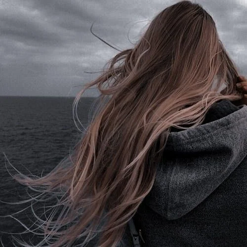 Tiempo Perdido - Veda Grey -
No culpo al destino,
culpo las ganas por verle distinto
y creer que el amor se arregla a cosidos,
cuando ya estaba roto desde el primer grito...
Fue tiempo perdido,
pero al fin he comprendido que
más vale estar sola
que amar sin ser elegido.
Se acabó la historia,
capítulo concluido.
Empiezo otro amor...
esta vez, conmigo... Sigue leyendo y escucha esta preciosa canción en mi Blog.
Rovica.