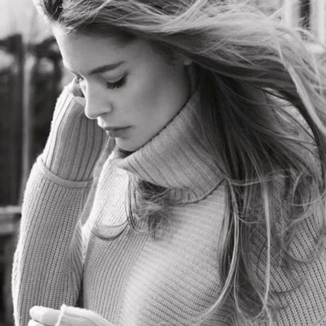 You Never Really Stayed - DeepTone Soul -
Creí que era real pero... solo eran simples palabras. Dijiste todo lo que necesitaba oír, pero todo carecian de veracidad…Sigue leyendo y escucha esta canción en mi Blog.
Rovica.